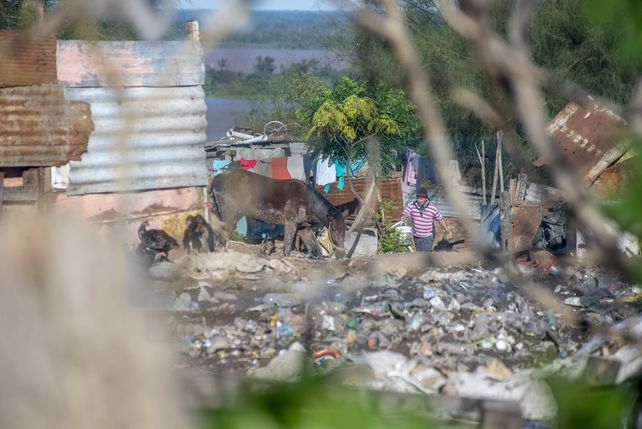 En calle Don Segundo Sombra al final, once familias viven con riesgo de caer al vacío