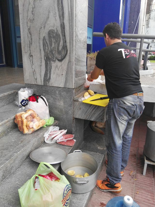 Docentes prepararon una olla popular en la puerta del CGE