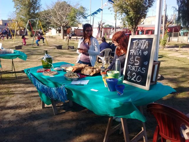 Artesanos de Alto Verde invitan a los santafesinos a visitar la feria del barrio costero