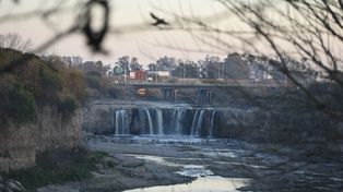 En riesgo. La erosión que produce la masa hídrica en la cascada del Saladillo requiere de obras de contención y apuntalamiento en el puente Molino Blanco.