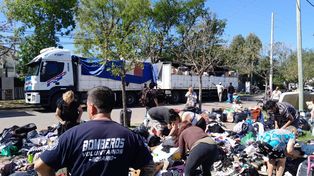 La  solidaridad de Rosario con Bahía Blanca llegó en 7 camiones repletos de ayuda