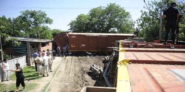 Descarriló un tren en Rosario y cayó sobre un conjunto de precarias casas