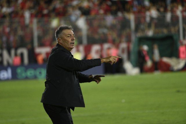 Frank Kudelka busca cambiarle la cara a un Newell's de capa caída.