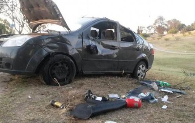 El Ford Fiesta que el mecánico salió a probar y que terminó volcando. (Fotos vía twitter @leoguevara80).