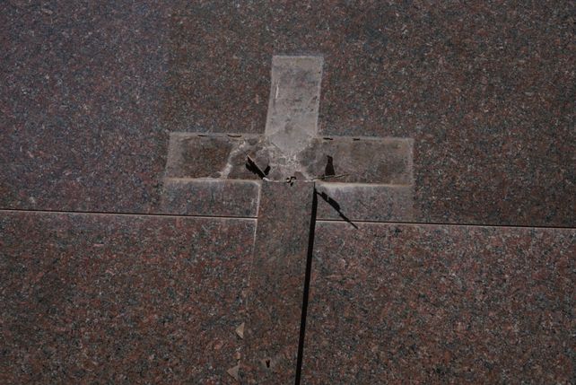 Donde había un Cristo de bronce, ahora queda la huella de la cruz.