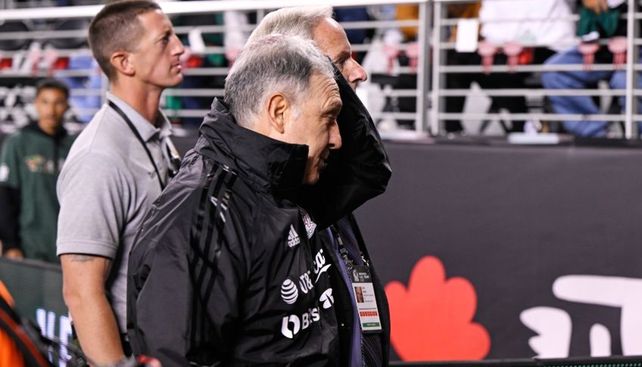 El Tata Martino otra vez se fue repudiado por los hinchas aztecas tras la derrota frente a los cafeteros.