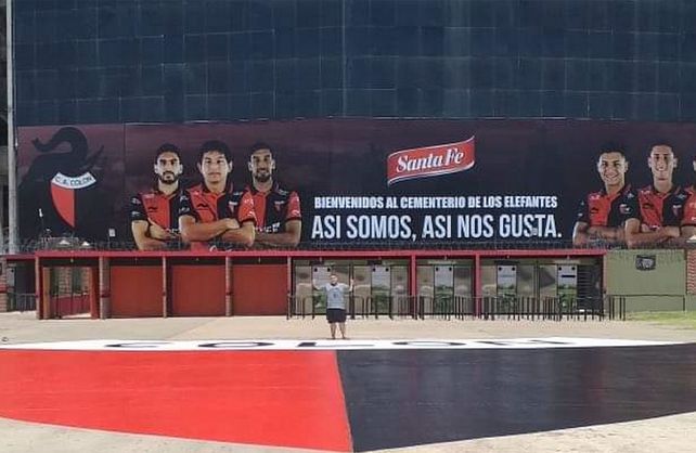 Polémica en Colón por la sigla que apareció bajo la nueva pintura del escudo en el playón