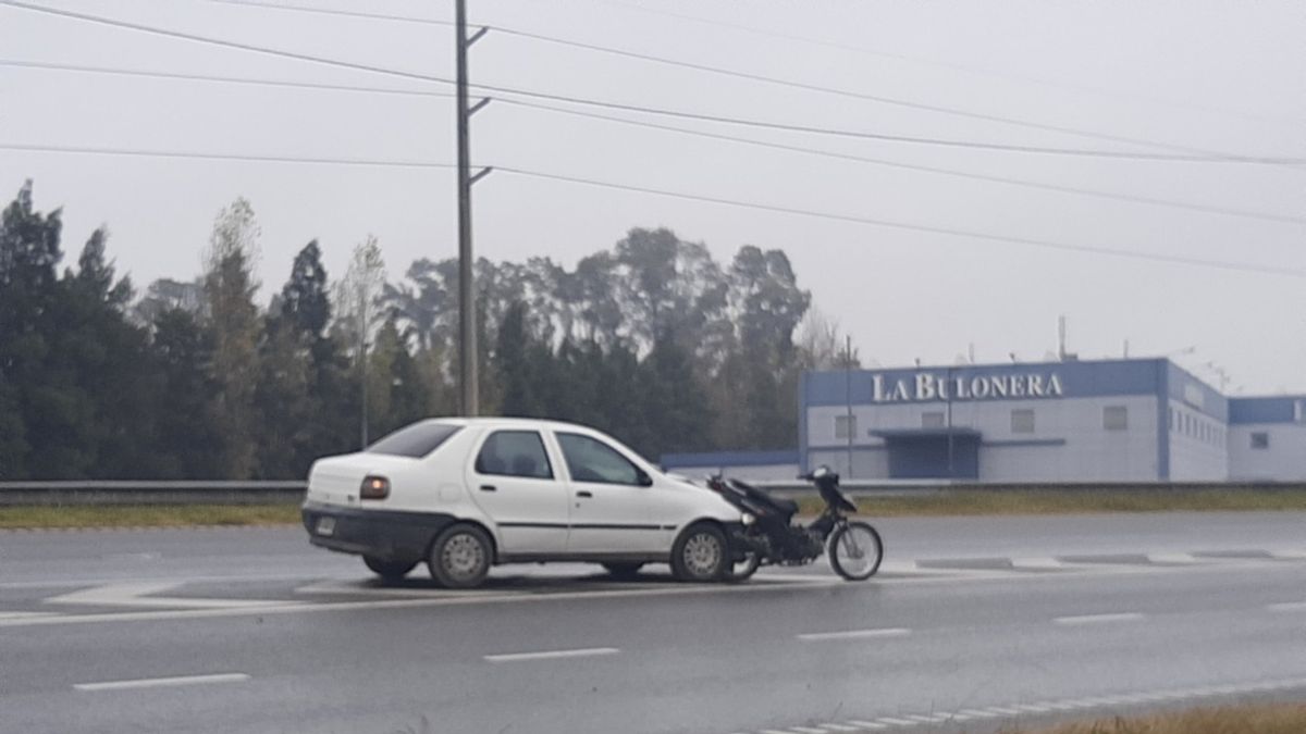 Impactante choque entre una moto y un auto en plena Circunvalación