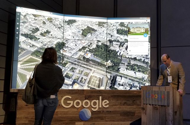 Innovación. Uno de los ingenieros de la compañía presentando esta semana adelantos en Google Earth.