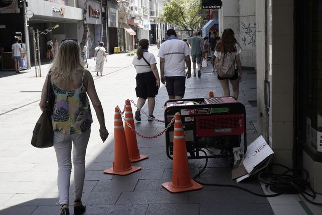 Cortes De Luz Comerciantes De La Peatonal Reclaman Que Los Conecten A