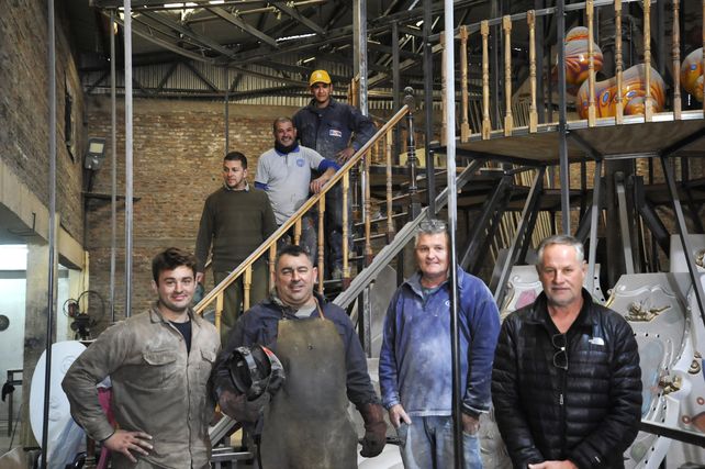 Los empleados de la fábrica y su dueño