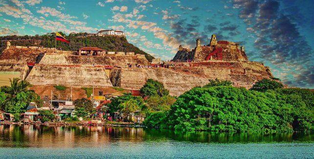 Cartagena de Indias es conocida por su clima troplical y también es un destino popular por sus playas