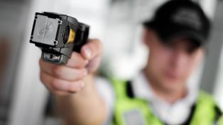Rosario inicia las pruebas piloto con pistolas Taser: cuándo y cómo se usarán