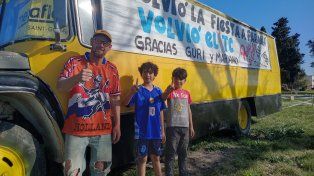 Diego Piacenza es el miembro principal de la Peña llamada La del Colo. Ellos aguardan a las afuera del autódromo.
