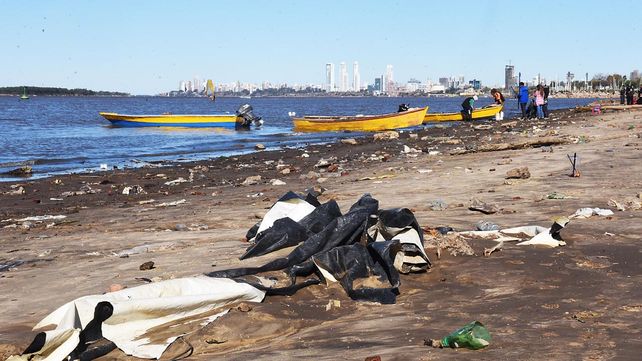 Botellas, plásticos y gran cantidad de basura en la costa norte rosarina