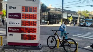 Una estación de servicios Axion exhibe la cartelería con los nuevos valores de sus combustibles.