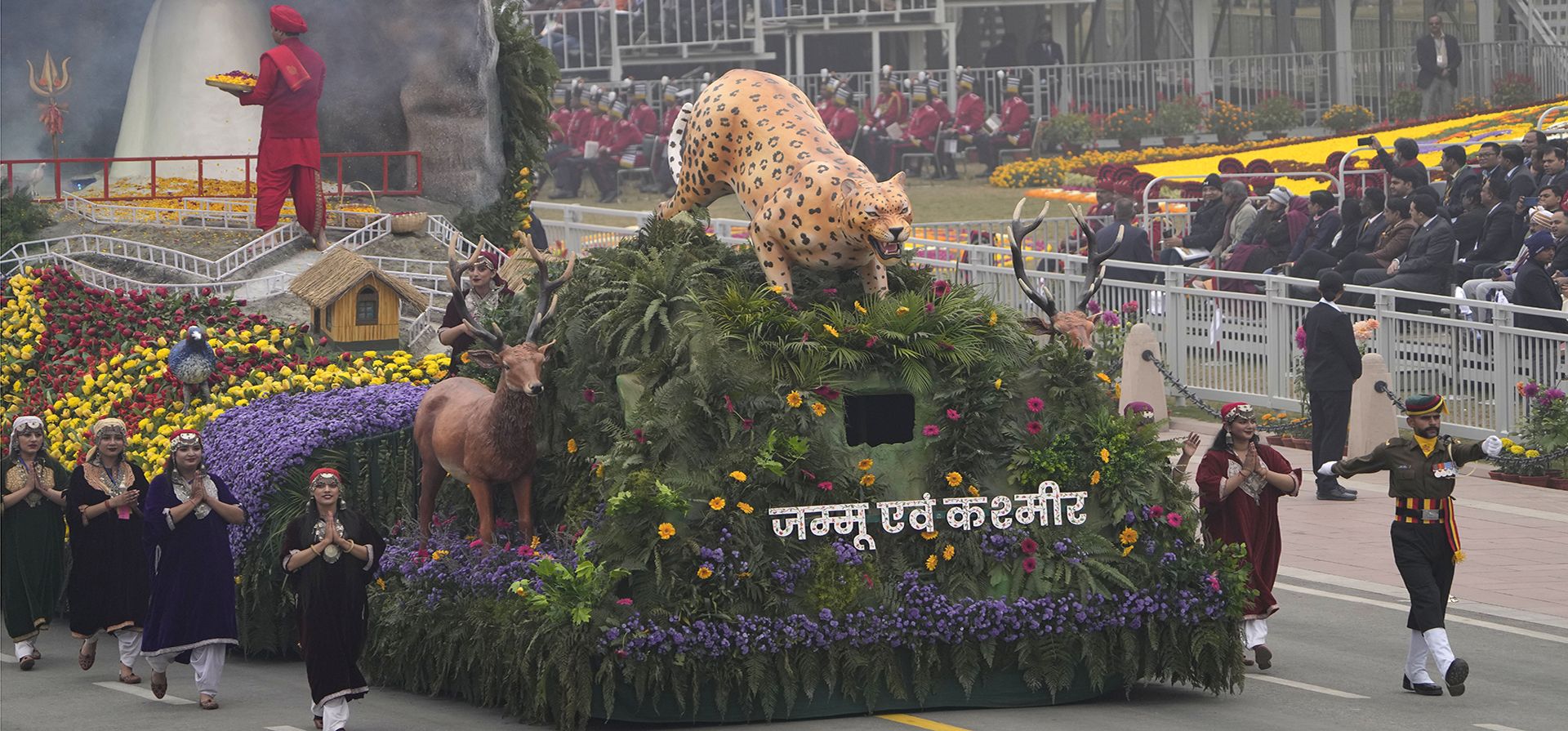 Un cuadro de Jammu y Cachemira recorre el bulevar ceremonial Kartavya Path durante las celebraciones del Día de la República de India en Nueva Delhi, India, el jueves 26 de enero de 2023. (AP Photo/Manish Swarup)