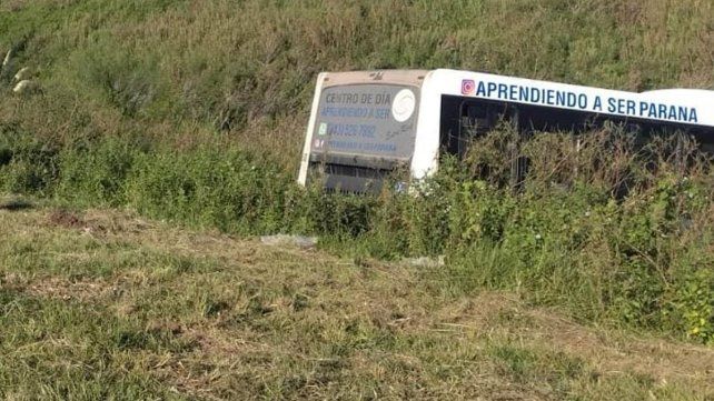 El colectivo quedó en la banquina luego de cruzar por la mano contraria&nbsp;