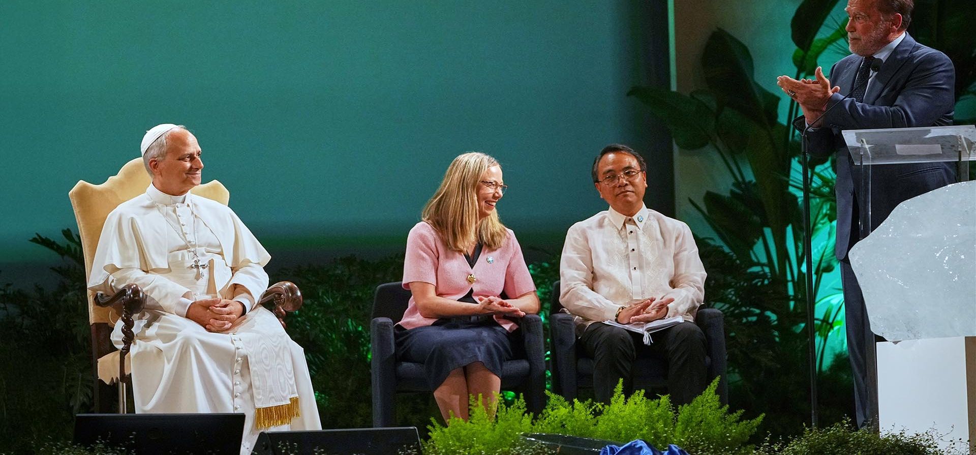 Arnold Schwarzenegger, a la derecha, pronuncia su discurso en la conferencia internacional Arnold Schwarzenegger, a la derecha, pronuncia su discurso en la conferencia internacional