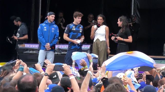 Franco Colapinto mira la bandera argentina en el Fan Zone de Interlagos. El argentino fue el foco de atracción.
