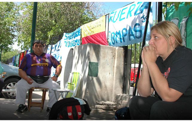 Una pareja aguarda noticias sobre la salud del gobernador de San Juan frente al hospital Rawson. Foto: Télam.