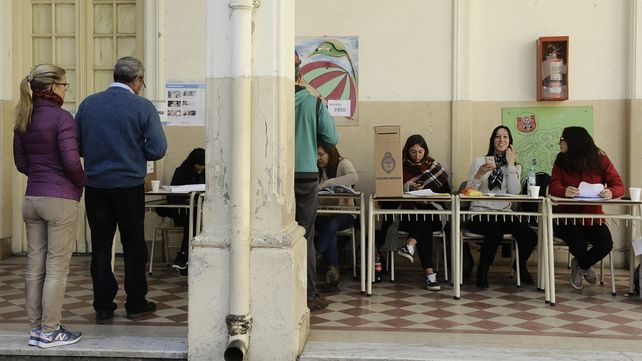 Abrieron los comicios y en una elección reñida Santa Fe elige nueve bancas en Diputados