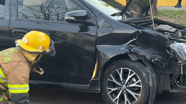El conductor de un Toyota Etios automático resultó con fractura en uno de sus brazos luego chocar tres autos y volcar el propio.