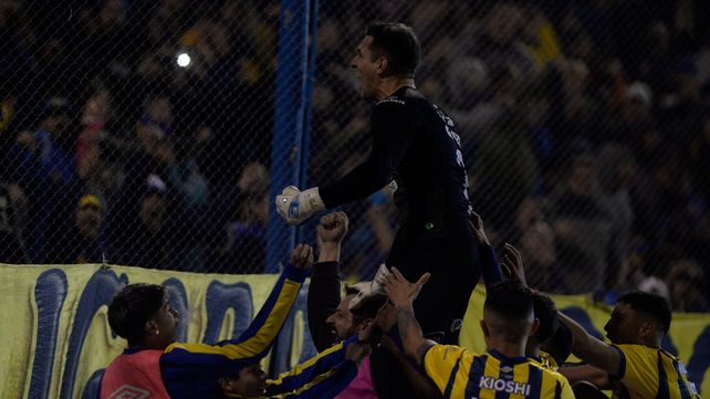 Servio y sus compañeros celebran tras el gol del arquero, ante Godoy Cruz, también de penal.