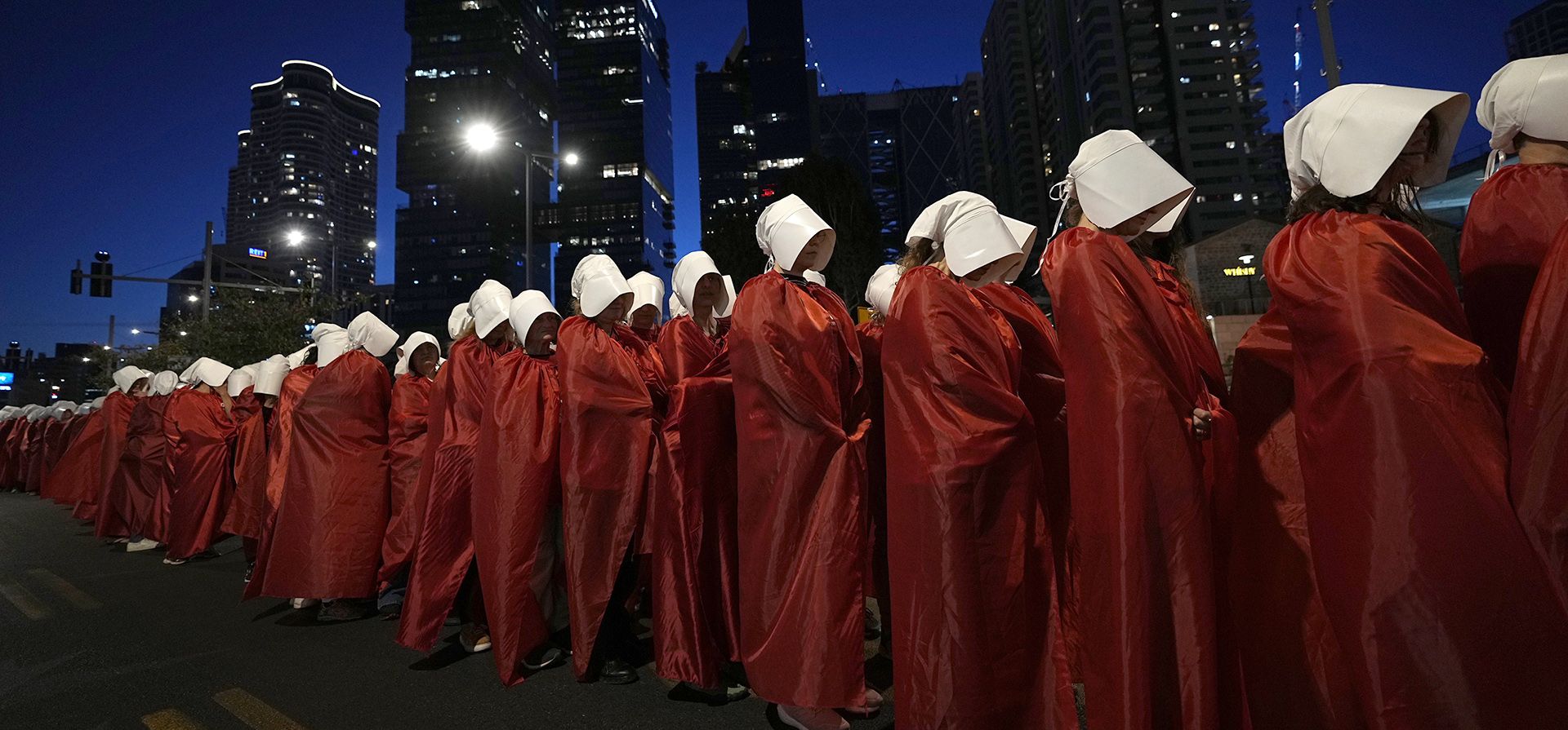Activistas por los derechos de las mujeres israelíes vestidas como personajes de la popular serie de televisión "The Handmaid