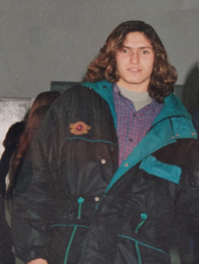 El radical en un desfile de moda, a principios de la década del 90, en la escuela secundaria de Hughes.