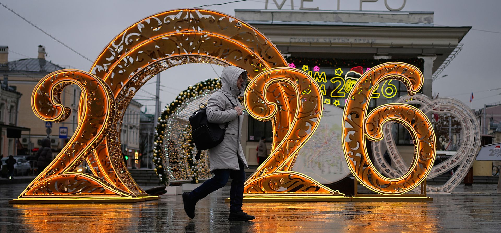 Un hombre pasa junto a las decoraciones de Año Nuevo en Moscú, Rusia, el viernes 12 de diciembre de 2025. (Foto AP/Pavel Bednyakov) Un hombre pasa junto a las decoraciones de Año Nuevo en Moscú, Rusia, el viernes 12 de diciembre de 2025. (Foto AP/Pavel Bednyakov)
