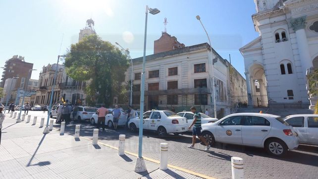 Taxistas de Paraná cortan calles para poder aumentar tarifa