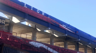 En la foto de la nueva tribuna del Coloso se observa la inscripción del crack nacido en Newells.