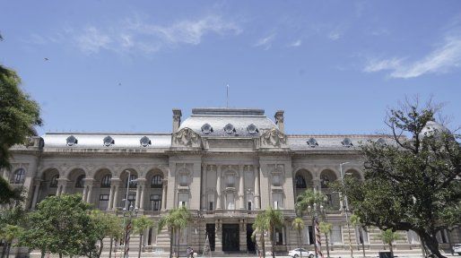 Santa Fe anunció el pago del aumento salarial: ¿cuándo cobran estatales y docentes?