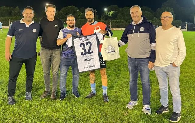 Nacho Scocco fue homenajeado en Chañar Ladeado en su visita al Club Chañarense para el juego por Copa Santa Fe.