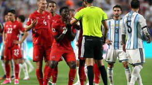La IFAB admitió que la expulsión de Embolo ante Argentina fue un error del VAR