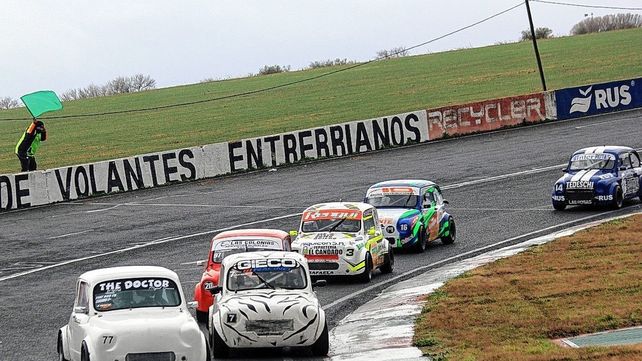  Los Fiat 600 TS brindaron un muy buen espectáculo en el autódromo de Club de Volantes Entrerrianos.