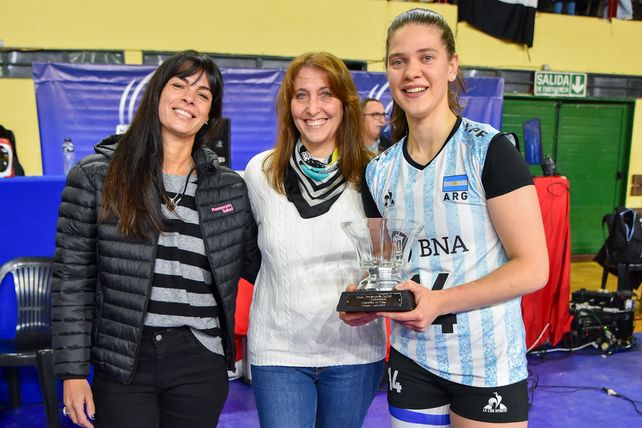Mariela Foschia, Gerente Comercial y Bel&eacute;n Vilumbrares Jefe en Rosario de la prepaga entregan la Copa PS