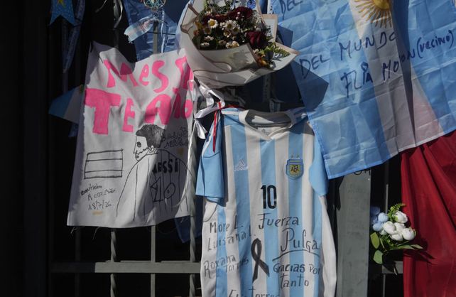 Fotogalería de La Capital: el homenaje de Rosario a Jorge Messi en La Bajada