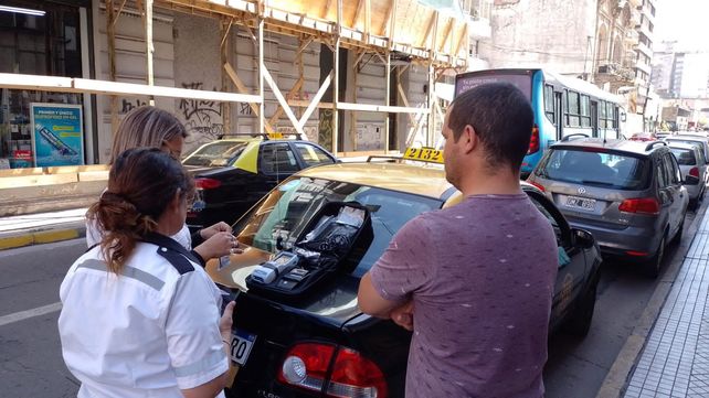 Controles callejeros. El precio de la nafta establece una actualización periódica de la Unidad Fija que rige el valor de las multas.