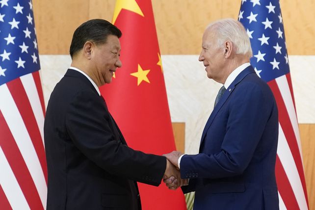 El presidente de China, Xi Jinping y el presidente de Estados Unidos, Joe Biden, se dan la mano antes de su reunión en la cumbre del G20.