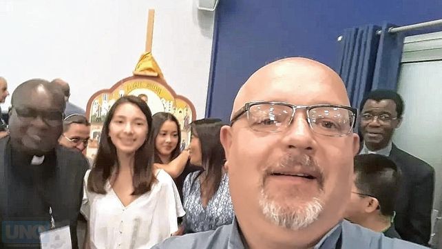 Para la foto. El padre Jorge conoció a la adolescente del milagro y a sus padres.