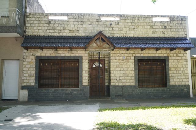 Un hombre mayor fue hallado muerto en el interior de su casa de barrio Azcuénaga con signos de haber sido víctima de una entradera. 
