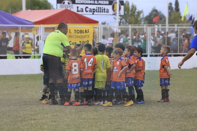 Cientos de chicos disfrutan del fútbol en La Capillita