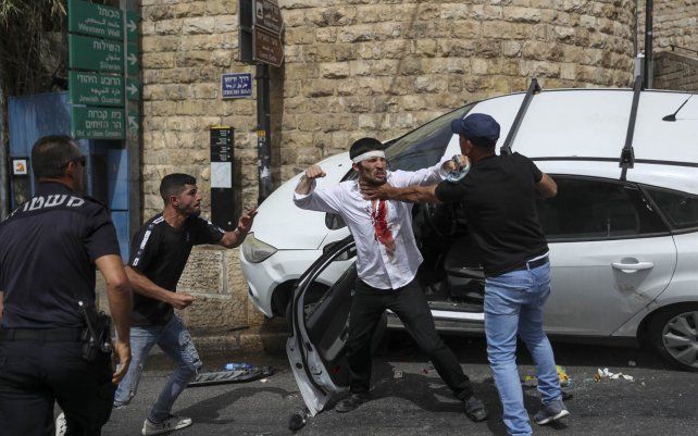 Un conductor judío se pelea con manifestantes palestinos después de que fuera atacado cerca de la Ciudad Vieja de Jerusalén.