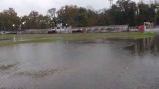La cancha de Mercedes se transformó en una pileta y se suspendió el partido de Central Córdoba.