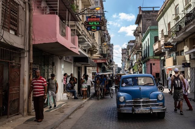 Colorida postal de las que muestra cotidianamente el centro de La Habana