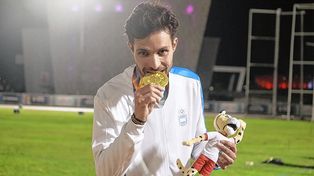 Federico Bruno festeja con su medalla de oro en Asunción.