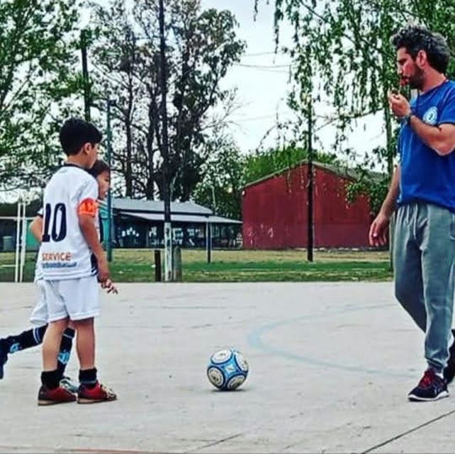 Néstor Dellepiane, junto a chicos de Unión Americana.