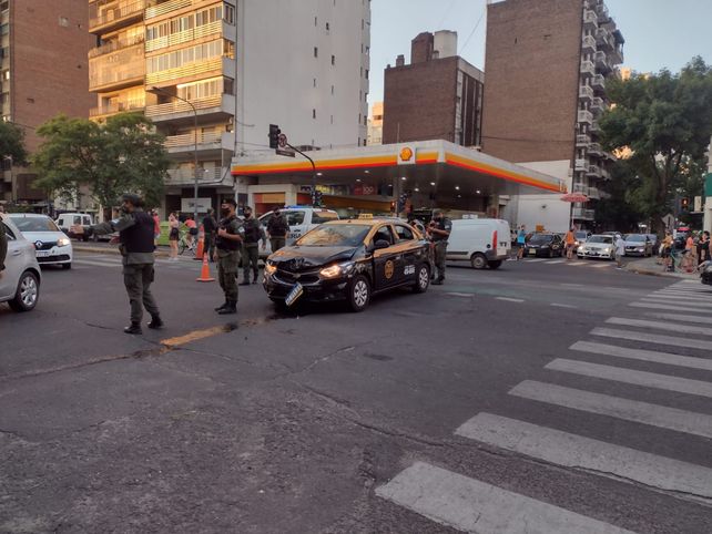 Impactante choque entre un taxi y un utilitario en avenida Pellegrini